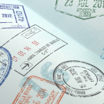 Pasaporte con sellos internacionales que representa la traducción jurada de documentos para trámites de extranjería en España.