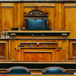 Sala de juicio vacía que representa la interpretación jurada en procedimientos legales.